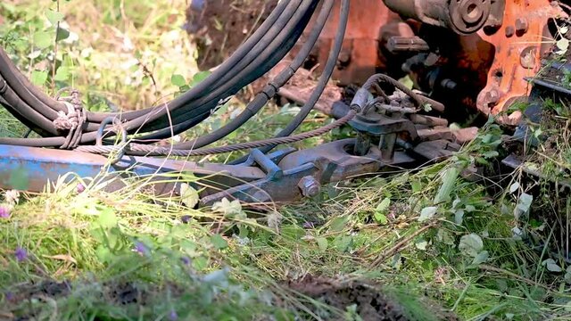 aratura meccanica con trattore cingolato