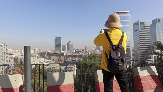Turista mira hacia la ciudad de Santiago de Chile
