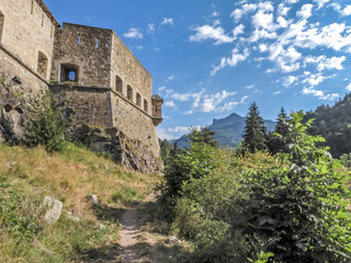 Fototapeta na wymiar Ensemble de fortifications du village de Colmars dans le massif du Queyras dans les Alpes du Sud