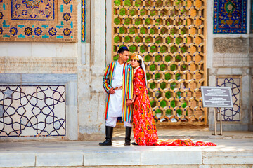 Wedding in traditional uzbek dresses, Registan - obrazy, fototapety, plakaty