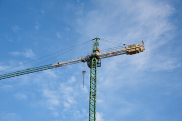 Dźwig na tle błękitnego nieba © EwaAF