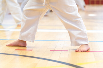 vue rapprochée de jambes d'un jeune karateka