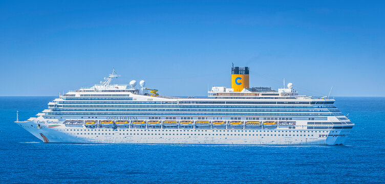 Vue du Costa Fortuna, navire de croisi&egrave;re de la compagnie Costa en mer le 16 juillet 2021.