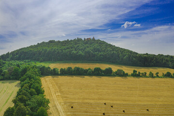 Przedgórze sudeckie. Pola uprawne, łąki i kępy drzew. Widok z drona.