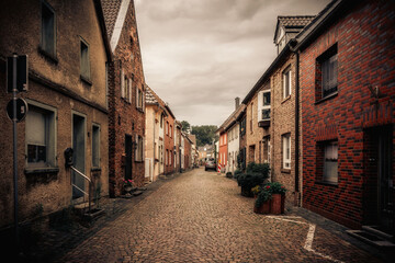 Liebliche Altstadt von Zons am Rhein in Nordrhein-Westfalen in Deutschland im Sommer