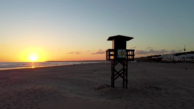 Playa,Mar,Sin personas,Arena,Cielo,Agua,Litoral,Naturaleza,Puesta de sol,Sol,Viajes,Horizonte sobre agua,Belleza de la naturaleza,Verano,Horizonte,Salvavidas,Paisaje esc&eacute;nico