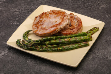 Grilled tuna steak with asparagus