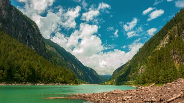 Zeitraffer Aufnahme am Stillup Stausee im Zillertal in &Ouml;sterreich, Wolken in Bewegung zwischen den Bergen, timelapse between mountains in Austria