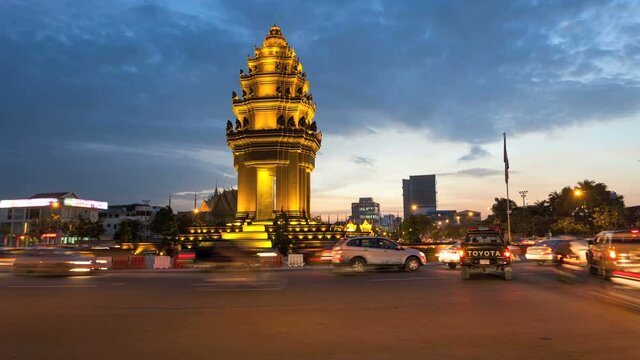 SUNSET TIMELAPSE OF INDEPENDENCE MONUMENT IN PHNOM PENH CAMBODIA