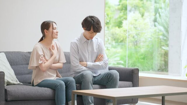 リビングで喧嘩をするカップル