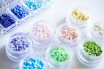 淡い色のビーズ　ビーズの収納イメージ素材