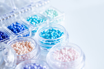 淡い色のビーズ　ビーズの収納イメージ素材