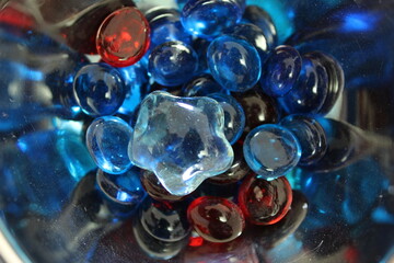 Cuentas de cristal en un recipiente