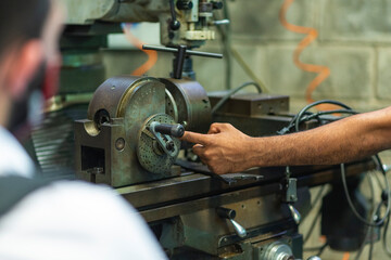 Clases en taller de precisión en taller de universidad