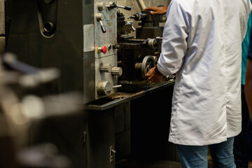 Clases en taller de precisión en taller de universidad