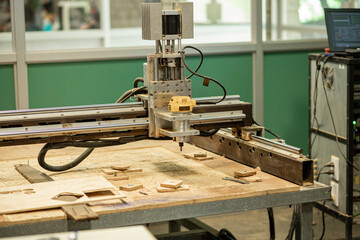 herramientas y maquinas de una taller de precisión 