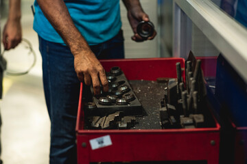 herramientas y maquinas de una taller de precisión 