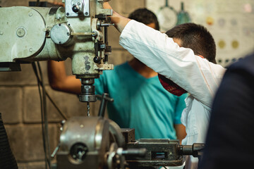 Clases en taller de precisión en taller de universidad
