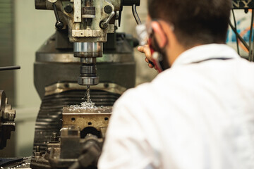 alumno recibiendo lecciones en un taller de precisión 