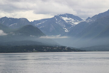 nebelige mystische Berglandschaft an Norwegens Fjorden 