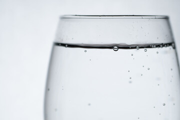 炭酸水が入ったグラス