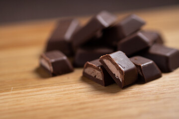 木の板に並べられたカットされたチョコレート
