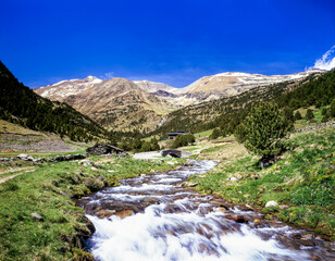 ピレネー山脈の川と民家