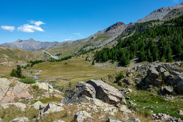 Paysage de montagne dans les Alpes-de-Haute-Provence dans le col de la Bonette vers la vallée de l'Ubaye en France en étépanorama, Tinée, ciel, rocher, pic, été, randonnée, voyage, val, vue, haute
