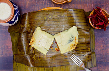 Comida típica mexicana, Tamales veracruzanos o jarochos, preparados con hojas de plátano, harina de maíz y adobo rojo. Alimento prehispánico. 
