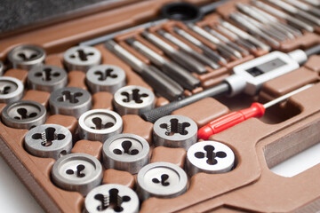 Case with hread Cutting Tools