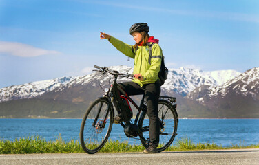 Fototapeta premium Radlerin auf Rad Tour mit Pedelec