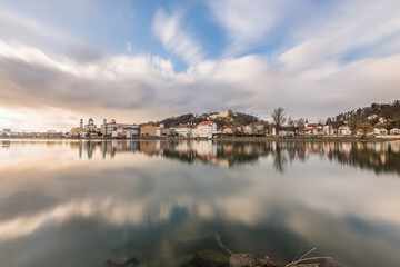 Berühmte Stadtansicht von der drei Flüsse Stadt Passau mit Blick auf Fluss Inn der Altstadt und dem Dom und der Feste Oberhaus, Deutschland