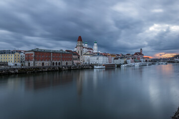 Berühmte Stadtansicht von der drei Flüsse Stadt Passau mit Blick auf Fluss Donau der Altstadt und dem Dom, Deutschland