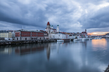 Berühmte Stadtansicht von der drei Flüsse Stadt Passau mit Blick auf Fluss Donau der Altstadt und dem Dom, Deutschland