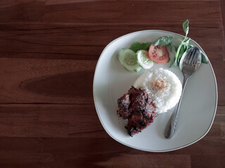 grilled chicken lalapan rice with raw vegetables