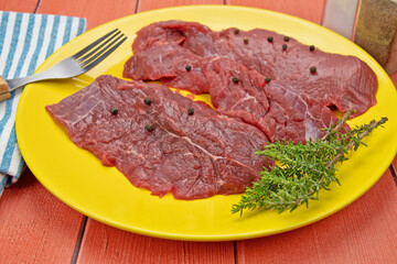 bavettes de boeuf crues dans une assiette