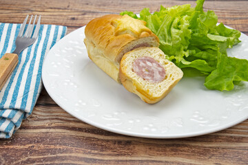 petit saucisson brioché dans une assiette