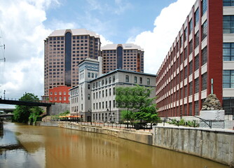 Obraz premium Panorama am Fluss James River in der Downtown von Richmond, Virginia