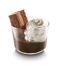 Copa de chocolate y nata y bizcocho sobre fondo blanco. Cup of chocolate and cream and sponge cake on white background.