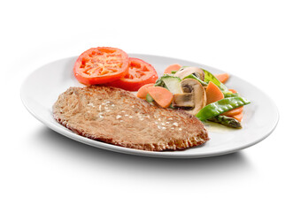 Filete empanado con tomate y verduras sobre fondo blanco. Breaded steak with tomato and vegetables on white background.