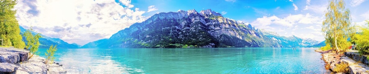 Fototapeta na wymiar Walensee in der Ostschweiz im Sommer