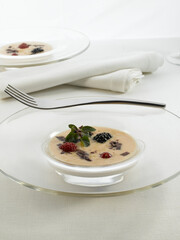 Crema gourmet dulce on frutas de bosque. Sweet gourmet cream with forest fruits.