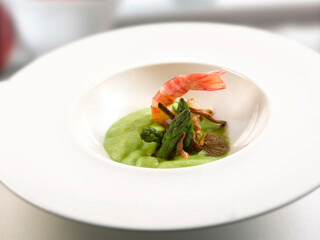 Crema de aguacate con langostino. Avocado cream with shrimp.