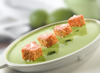 Tataki de salmon con crema de aguacate. Salmon tataki with avocado cream.