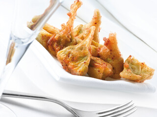 Alcachofas con pimentón sobre fondo blanco. artichokes with paprika on white background