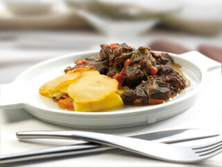 Ragout con patatas. Ragout with potatoes.