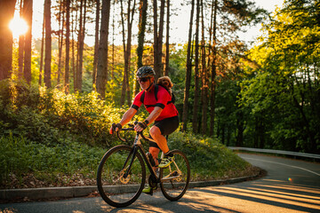 Naklejka premium Man carrying dog in backpack pet carrier on a bike trip