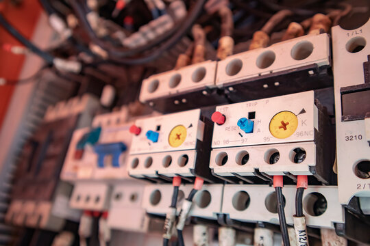 Repair elevator control system and dismantle contactor messy wires.
