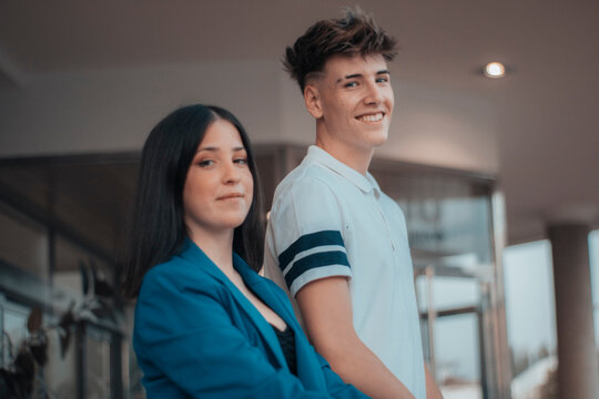 Jovenes apuestos en una reuni&oacute;n de trabajo en el exterior del edificio