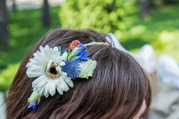 Naklejka premium portrait of a woman with flowers